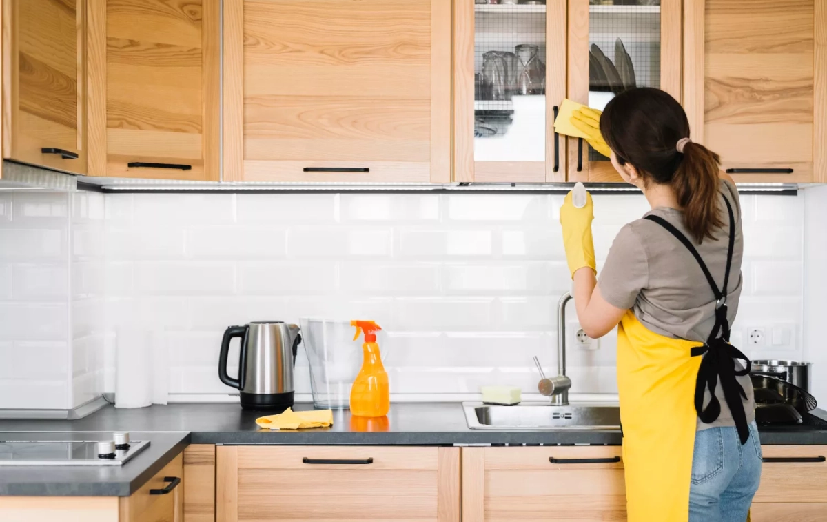Una persona limpia la cocina para prevenir la aparición de moscas / FREEPIK