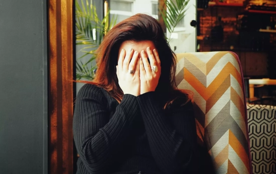 Una mujer con migraña: estas son sus causas, síntomas y últimos tratamientos / UNSPLASH