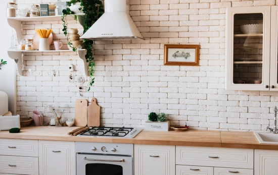 Una cocina con campana extractora vista / PEXELS