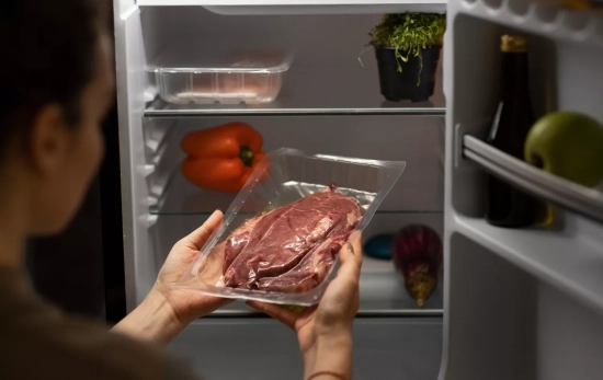 Una mujer descongela carne porque necesita consumir hierro / FREEPIK Una mujer descongela carne porque necesita consumir hierro / FREEPIK
