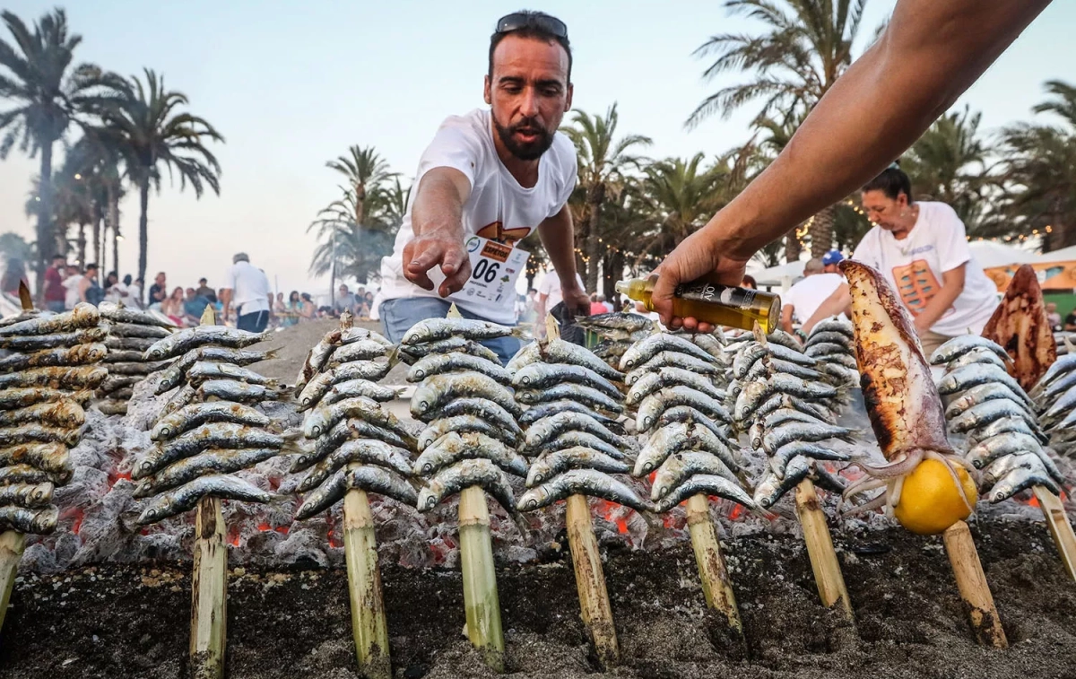Espetos con sardinas durante el concurso anual al mejor espetero que se celebra en Torremolinos (Costa del Sol) / CÍRCULO DE EMPRESARIOS DE TORREMOLINOS Espetos con sardinas durante el concurso anual al mejor espetero que se celebra en Torremolinos (Costa del Sol) / CÍRCULO DE EMPRESARIOS DE TORREMOLINOS