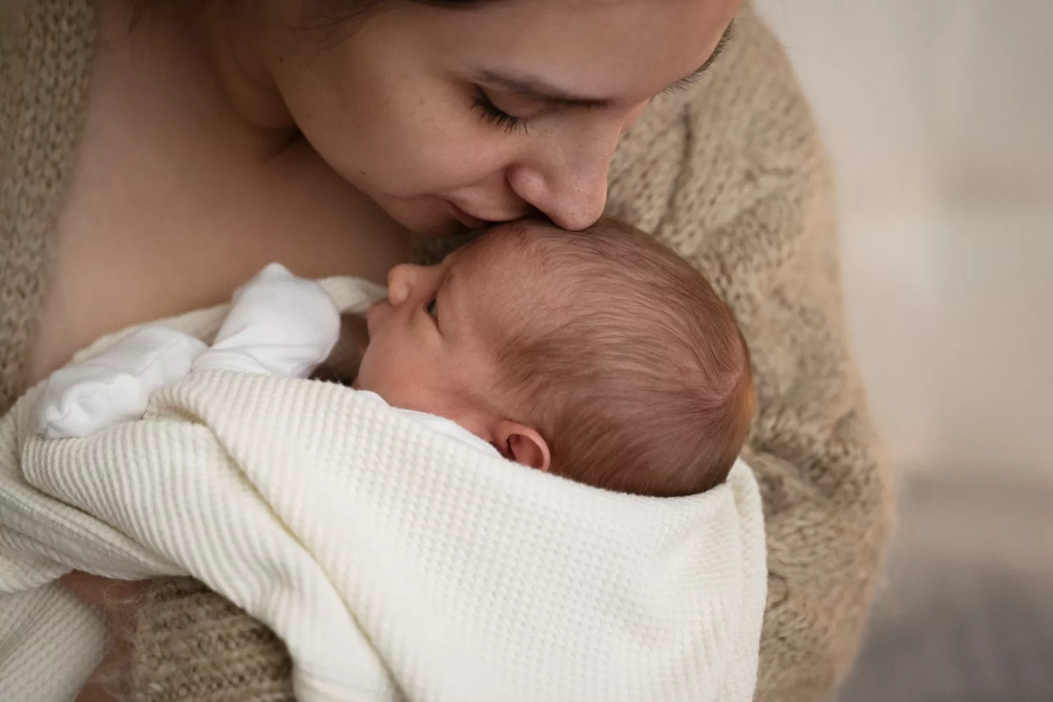 Una madre y su bebé / FREEPIK