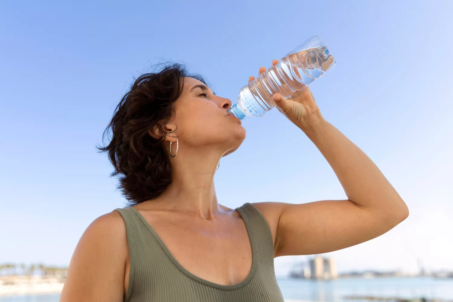 Una mujer bebe agua / FREEPIK