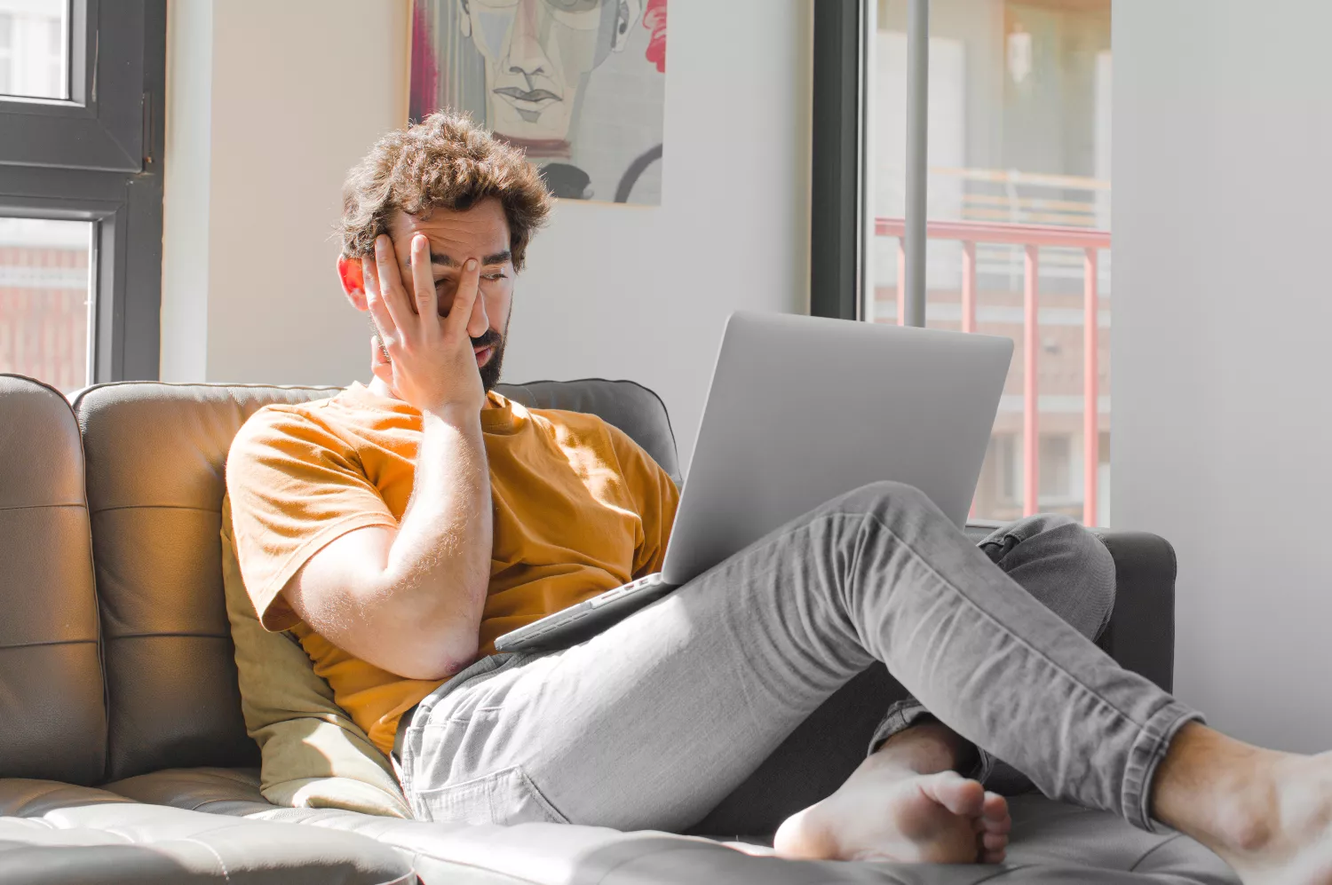 Un cliente, frustrado al contactar con Ionos / FREEPIK Un cliente, frustrado al contactar con Ionos / FREEPIK