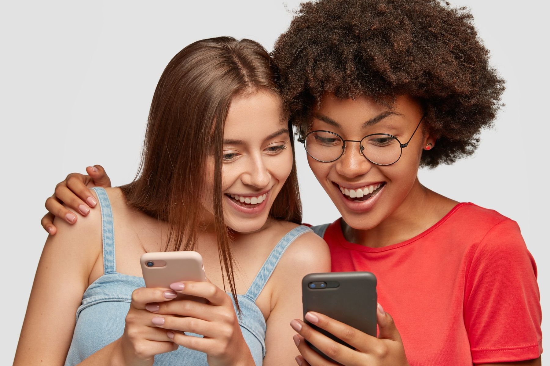 Dos chicas 'millennials' que consultan el horóscopo / FREEPIK