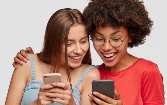 Dos amigas consultan el horóscopo de sus respectivas citas de Tinder / FREEPIK Dos amigas consultan el horóscopo de sus respectivas citas de Tinder / FREEPIK