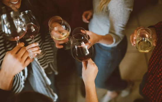 Gente bebiendo alcohol, público objetivo de Mano de Santo / UNSPLASH Gente bebiendo alcohol, público objetivo de Mano de Santo / UNSPLASH