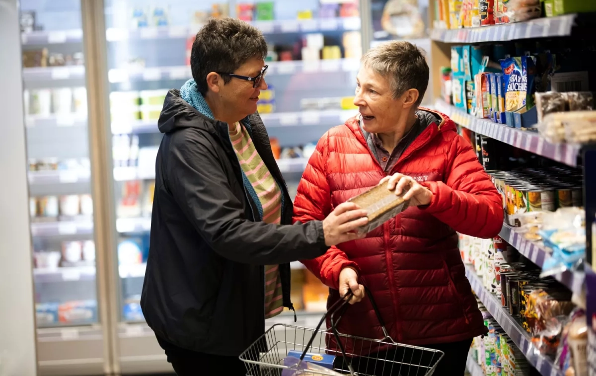 Dos jubiladas hacen la compra en un supermercado / UNSPLASH