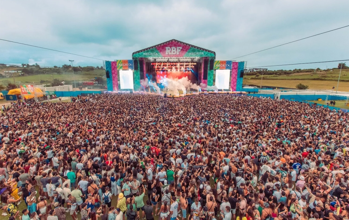 El Reggaeton Beach Festival es uno de los eventos que cobran por una pulsera de reacceso / EP