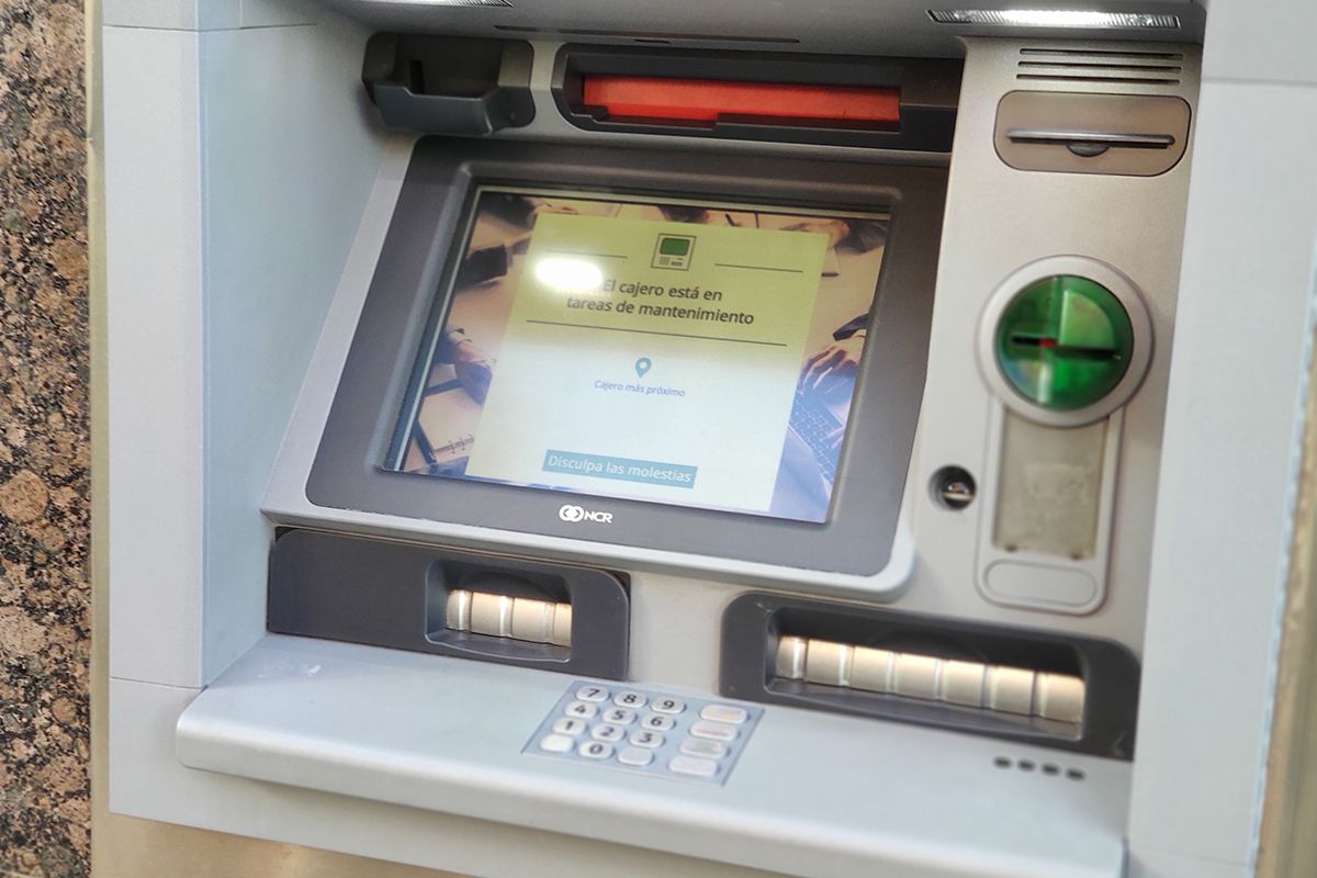 Un cajero automático de un banco que aplica nuevas comisiones / EP