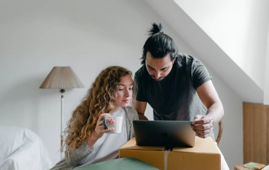 Una pareja gestiona una reserva para sus vacaciones a través de una agencia online / PEXELS Una pareja gestiona una reserva para sus vacaciones a través de una agencia online / PEXELS