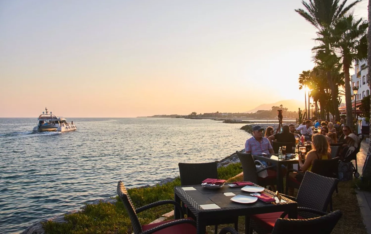 Las mesas a pie de mar del restaurante La Bocana de Puerto Banús (Marbella)