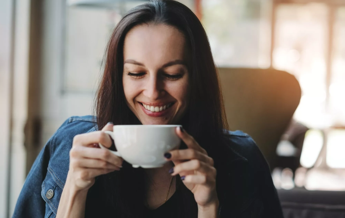 Mujer tomando café / FREEPIK