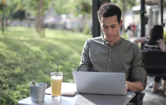 Un ingeniero informático trabajando en remoto / PEXELS Un ingeniero informático trabajando en remoto / PEXELS