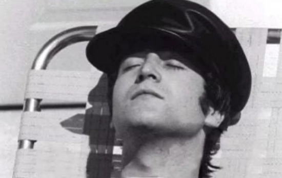 John Lennon tomando el sol / INSTAGRAM John Lennon tomando el sol / INSTAGRAM