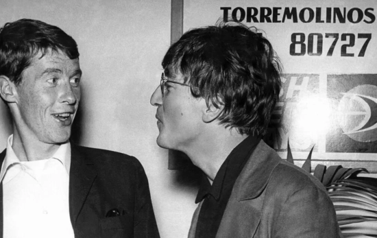 John Lennon, derecha, junto al actor Michael Crawford, ante un cartel del pasaje José Pizarro de Torremolinos, en el aeropuerto de Málaga / EFE John Lennon, derecha, junto al actor Michael Crawford, ante un cartel del pasaje José Pizarro de Torremolinos, en el aeropuerto de Málaga / EFE