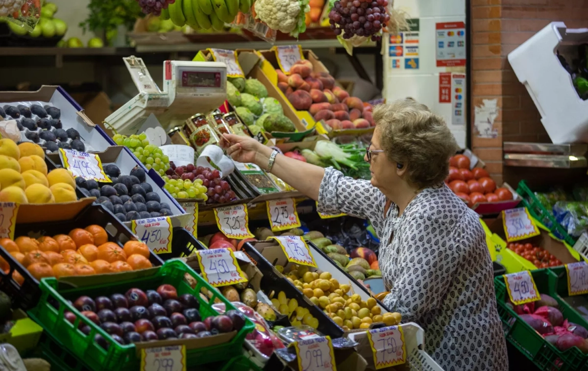 Una mujer compra en uno de los puestos del mercado de abastos de Triana (Sevilla) y comprueba la subida de los alimentos / MARÍA JOSÉ LÓPEZ (EP) Una mujer compra en uno de los puestos del mercado de abastos de Triana (Sevilla) y comprueba la subida de los alimentos / MARÍA JOSÉ LÓPEZ (EP)