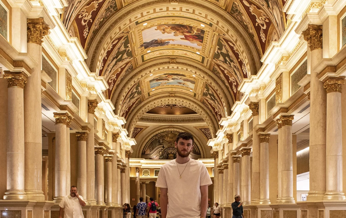 Un chico en el pasillo del majestuoso hotel Bellagio de Las Vegas / PEXELS