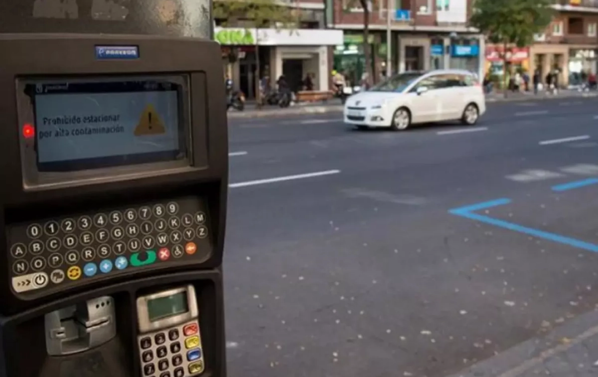 Una máquina para pagar o aparcar gratis en la zona azul de Madrid / EFE Una máquina para pagar o aparcar gratis en la zona azul de Madrid / EFE