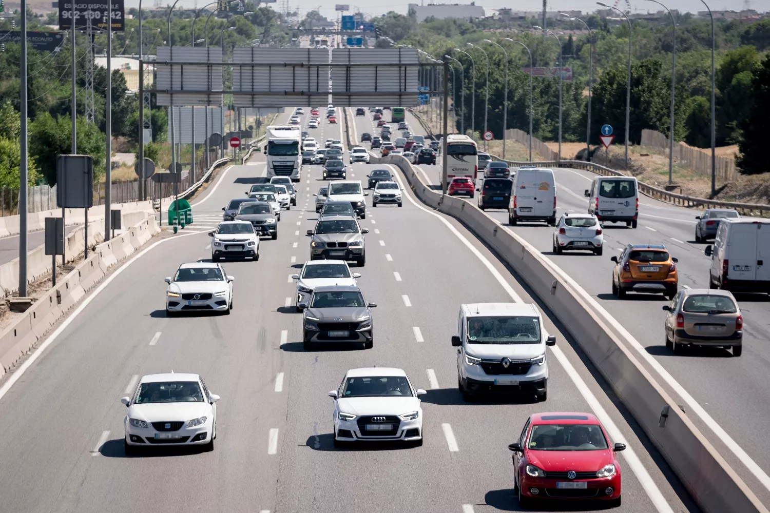 Una carretera española con señales de la DGT / EP