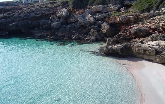 Es Caló Blanc, una de las calas más pequeñas y desconocidas del sur de Menorca / WIKIPEDIA Es Caló Blanc, una de las calas más pequeñas y desconocidas del sur de Menorca / WIKIPEDIA