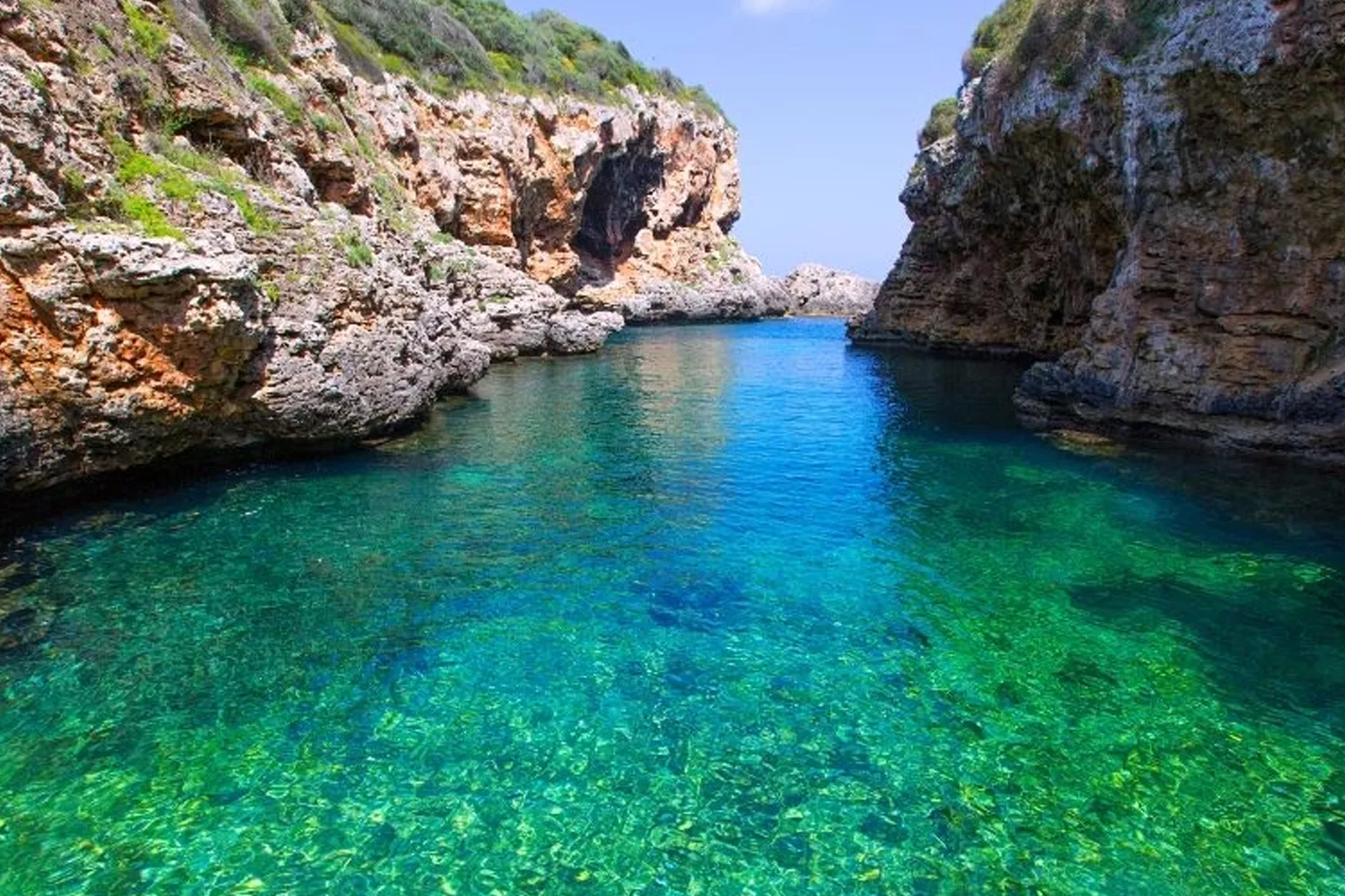 El agua turquesa de Cala Rafalet / ARTIEM HOTELS