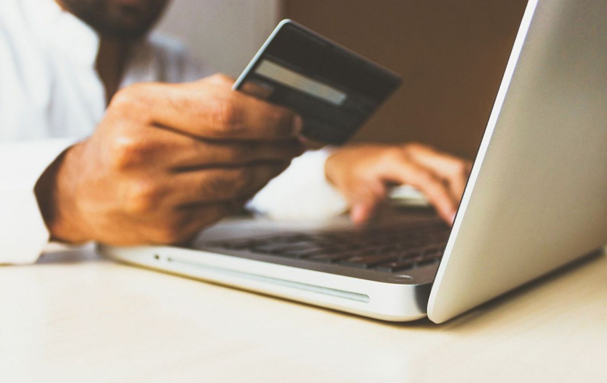 Un hombre utiliza una tarjeta de crédito para comprar a través de una web / PIXABAY