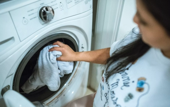 Una mujer pone la lavadora después de dejar su prenda en remojo/ PEXELS Una mujer pone la lavadora después de dejar su prenda en remojo/ PEXELS