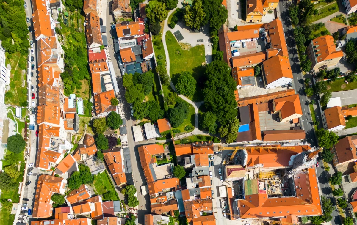 Vista aérea de un barrio y de sus calles con casas residenciales de lujo / FREEPIK