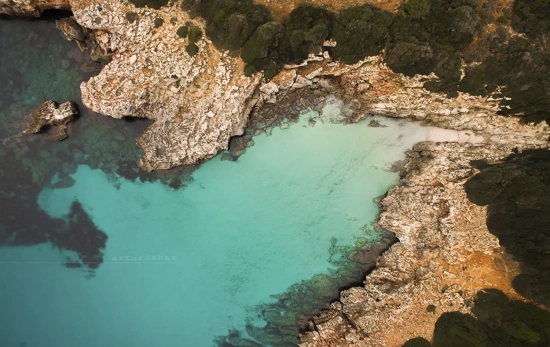 Vista aérea de Es Caló Blanc, en Menorca, con sus rocas blancas / ARTURDEBAT - FLICKR Vista aérea de Es Caló Blanc, en Menorca, con sus rocas blancas / ARTURDEBAT - FLICKR