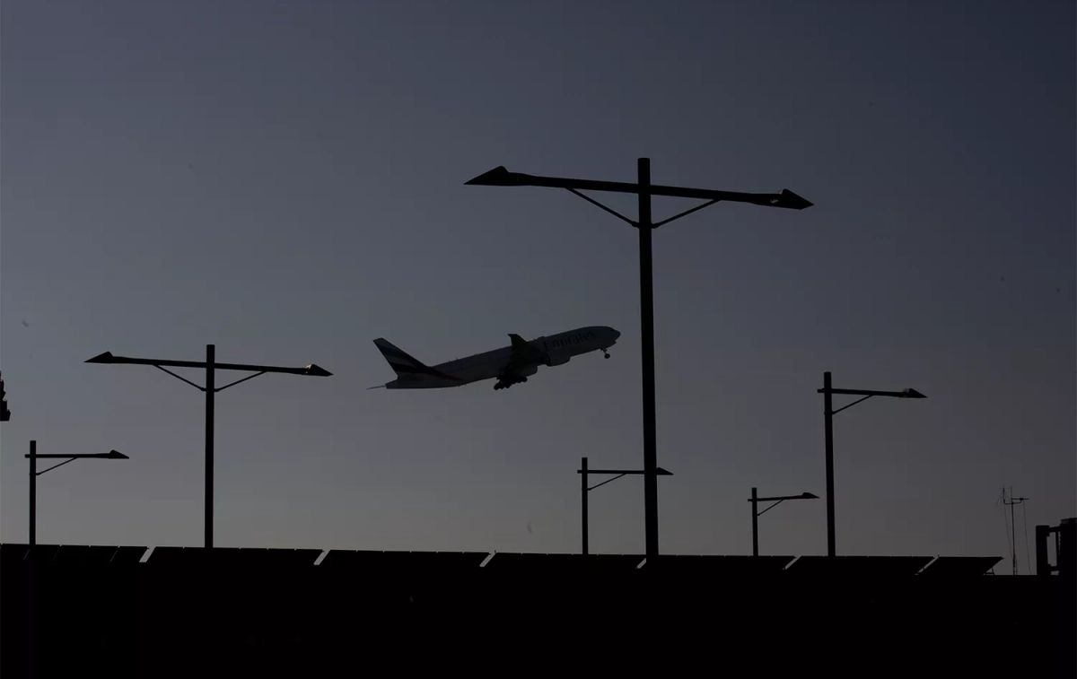 Un avión sobrevuela el aeropuerto de Barcelona El Prat / DAVID ZORRAKINO - EP