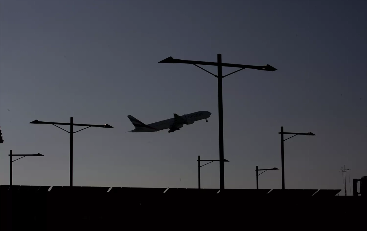 Un avión sobrevuela el aeropuerto de Barcelona El Prat / DAVID ZORRAKINO - EP Un avión sobrevuela el aeropuerto de Barcelona El Prat / DAVID ZORRAKINO - EP