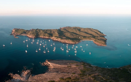 La isla de Colom, en Menorca, con sus dos playas de arena fina y aguas cristalinas / LLAUTMENORCA La isla de Colom, en Menorca, con sus dos playas de arena fina y aguas cristalinas / LLAUTMENORCA