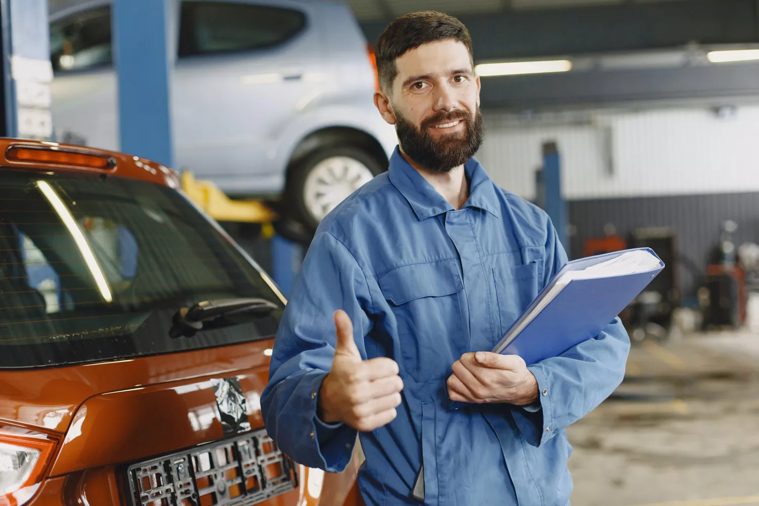 Un mecánico tras revisar un coche / PEXELS