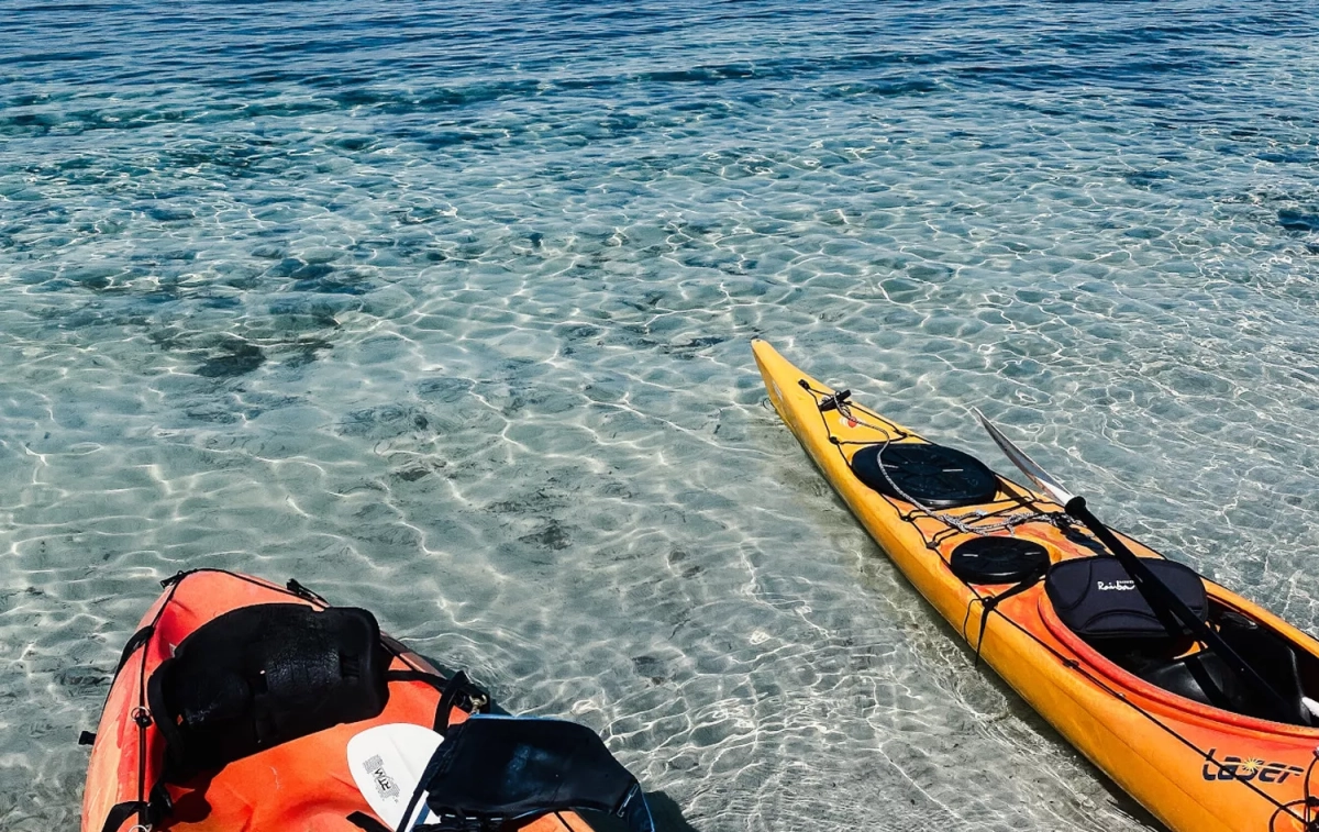 Dos kayaks en una de las playas de arena fina y agua cristalina de la Illa d'en Colom, en Menorca / BUENDÍA EXPERIENCIAS