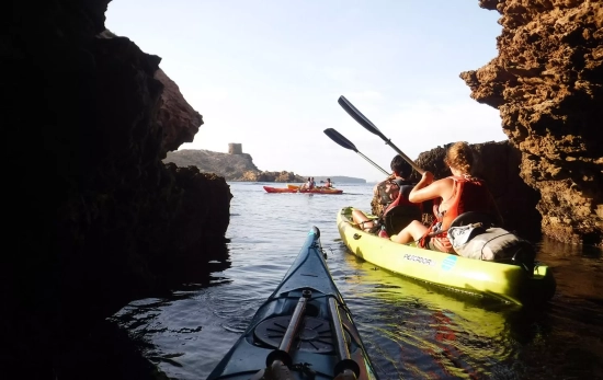 Varios kayaks durante una ruta de turismo deportivo en la Illa d'en Colom, la Torreta y Es Grau (Menorca) / TRIPADVISOR Varios kayaks durante una ruta de turismo deportivo en la Illa d'en Colom, la Torreta y Es Grau (Menorca) / TRIPADVISOR