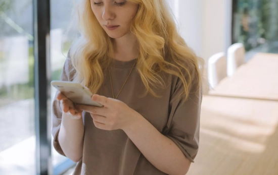 Una mujer organiza su iPhone / PEXELS Una mujer organiza su iPhone / PEXELS