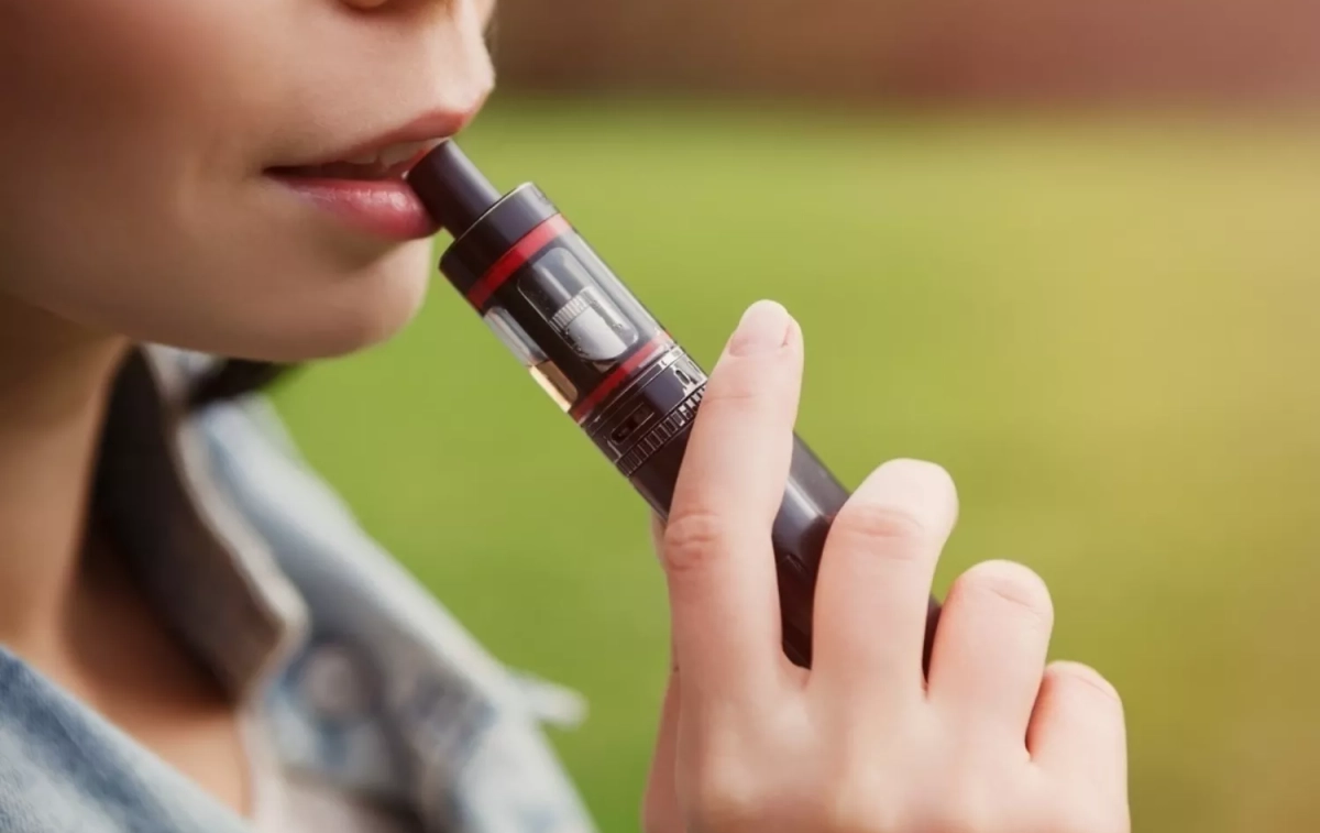 Una mujer usa un vapeador / EP Una mujer usa un vapeador / EP