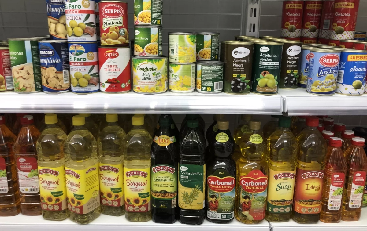 Aceites, aceitunas, champiñones y otros productos sin precio en un supermercado 24 horas del centro de Barcelona / CG