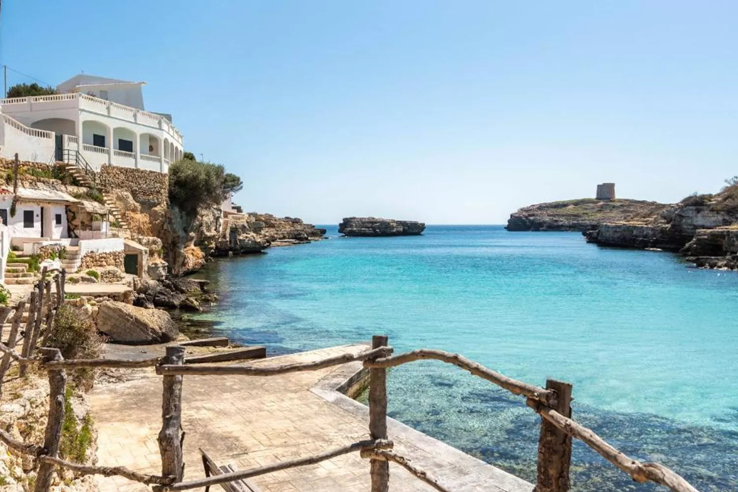 El Moll d'en Parpal, una plataforma con escaleras para el baño en el pueblo de pescadores de Alcaufar, en Menorca / BOOKING El Moll d'en Parpal, una plataforma con escaleras para el baño en el pueblo de pescadores de Alcaufar, en Menorca / BOOKING