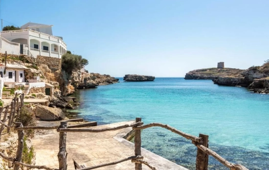 El Moll d'en Parpal, una plataforma con escaleras para el baño en el pueblo de pescadores de Alcaufar, en Menorca / BOOKING El Moll d'en Parpal, una plataforma con escaleras para el baño en el pueblo de pescadores de Alcaufar, en Menorca / BOOKING