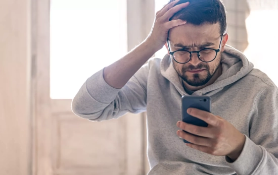Un hombre mira su móvil revisando sus posibles errores tras una discusión/ FREEPIK Un hombre mira su móvil revisando sus posibles errores tras una discusión/ FREEPIK