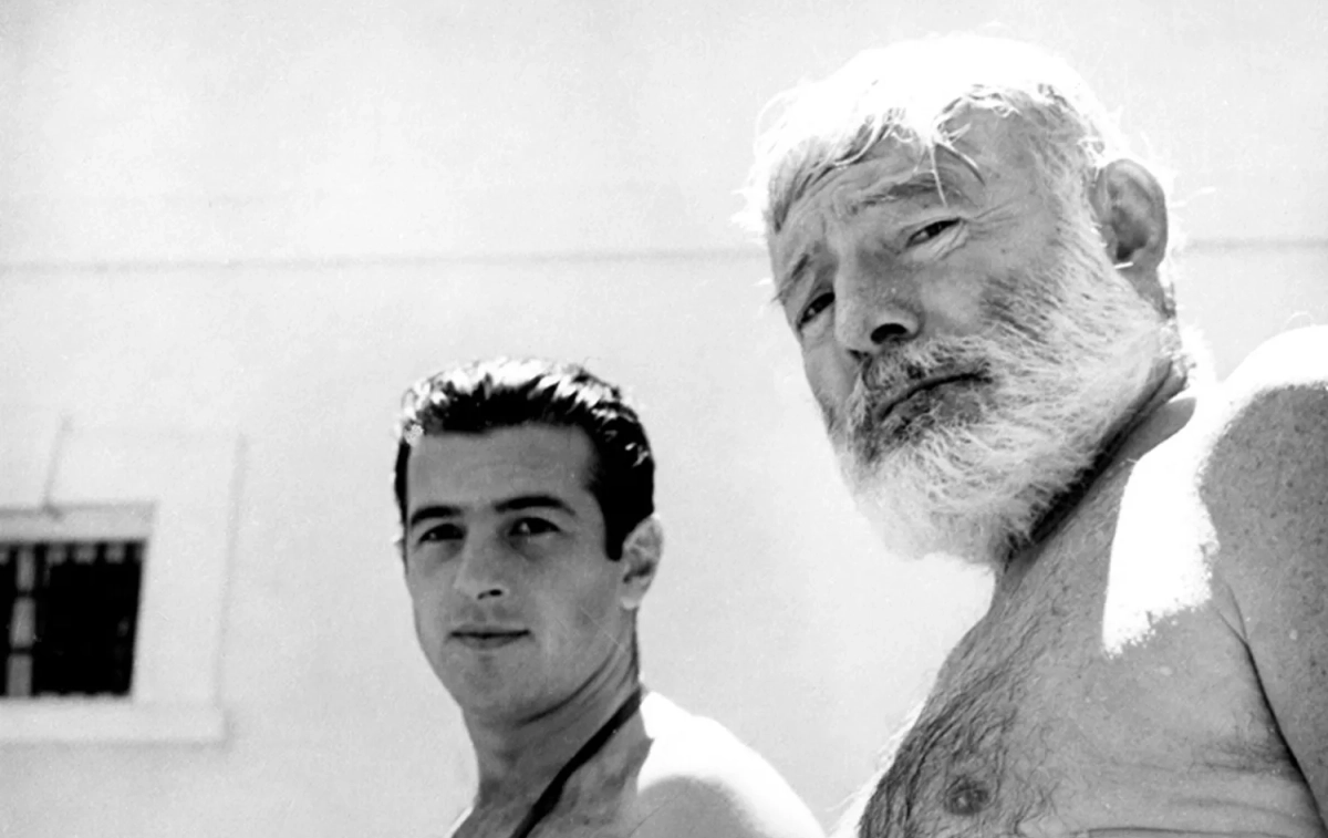 Hemingway y el torero Antonio Ordóñez, en la piscina de La Cónsula JFK Library