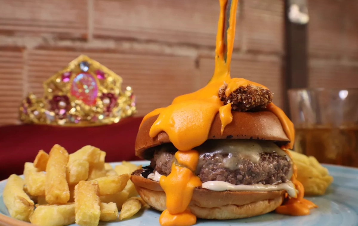 Una de las hamburguesas bañadas en queso de Toro Burger Lounge / TBL Una de las hamburguesas bañadas en queso de Toro Burger Lounge / TBL