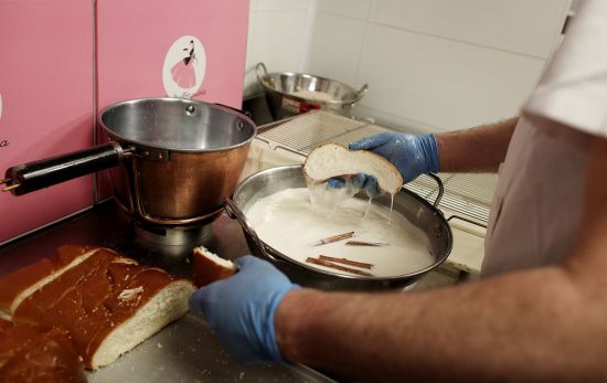 Un cocinero pone en remojo unas torrijas / EP Un cocinero pone en remojo unas torrijas / EP