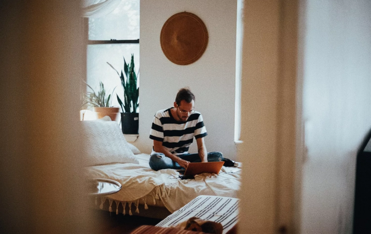 Un joven en la habitación de su piso de alquiler / UNSPLASH Un joven en la habitación de su piso de alquiler / UNSPLASH