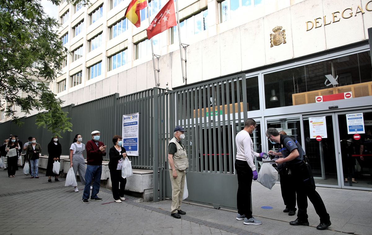 Colas en las oficinas de la Agencia Tributaria de Madrid para la declaración de la Renta / EP