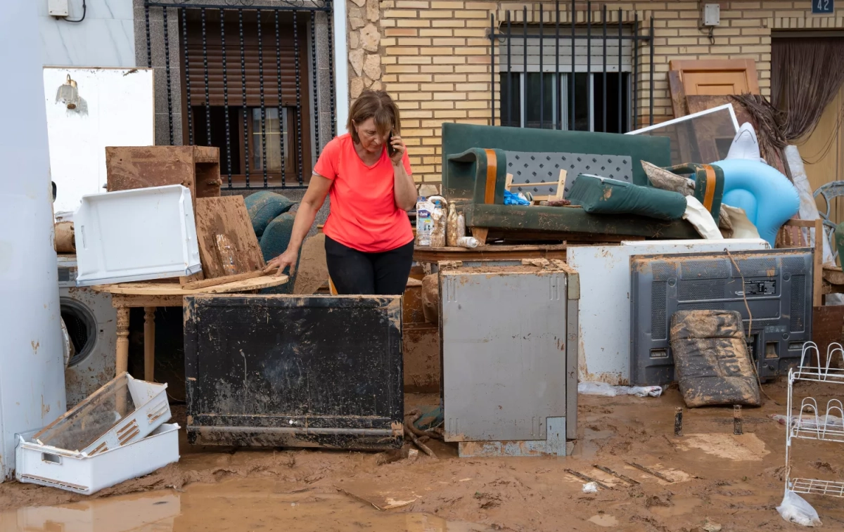 Una mujer cuyos muebles se han dañado por la DANA / EUROPA PRESS – LOLA PINEDA Una mujer cuyos muebles se han dañado por la DANA / EUROPA PRESS – LOLA PINEDA