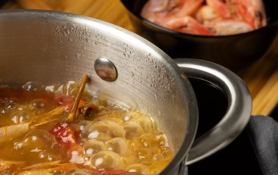 Una olla con caldo / FREEPIK