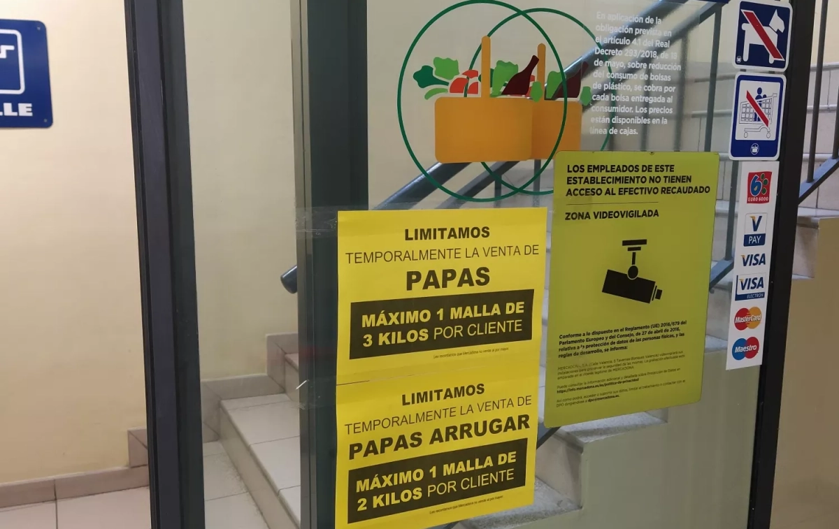 Cartel que informa del límite de papas a comprar en un Mercadona / CG
